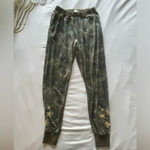 Embroidered camo drawstring pant, size S, missing drawstring